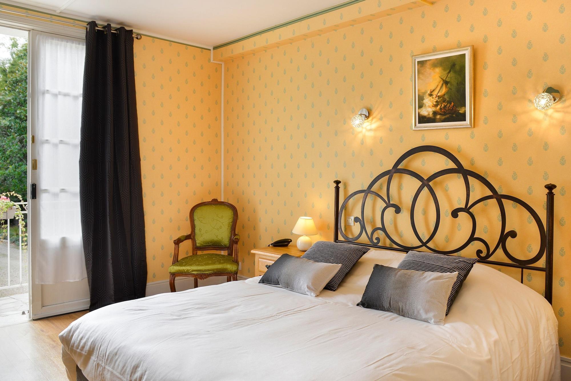 Logis Manoir De La Giraudiere Beaumont-en-Véron Kültér fotó