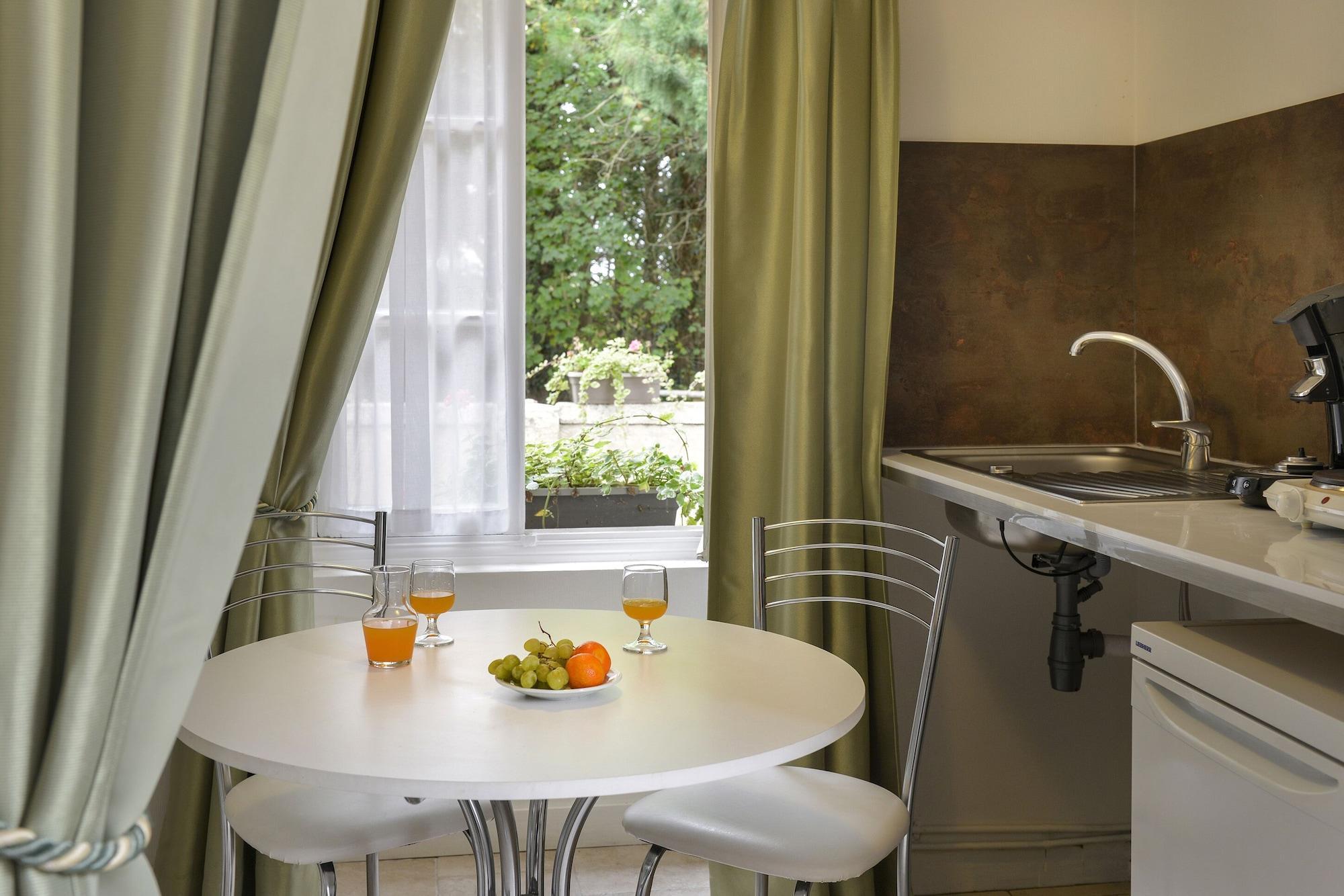 Logis Manoir De La Giraudiere Beaumont-en-Véron Kültér fotó