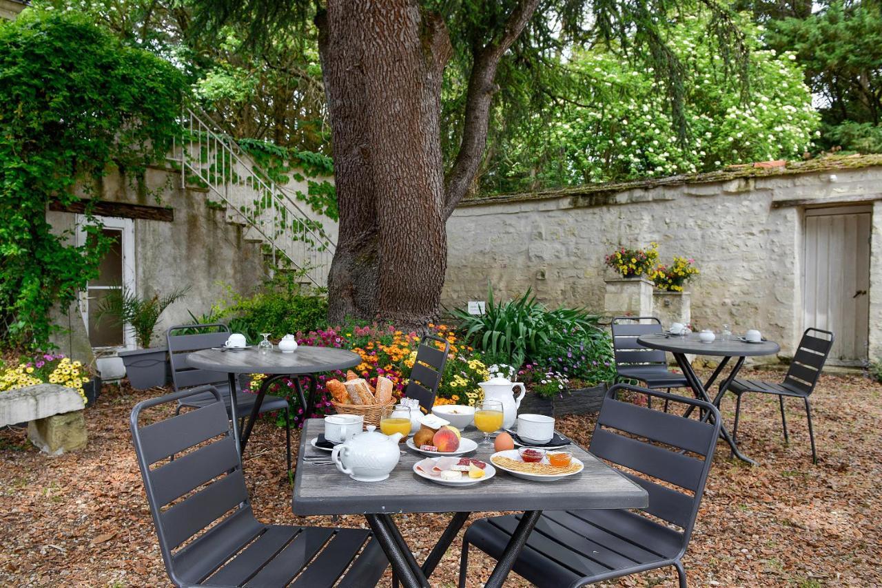 Logis Manoir De La Giraudiere Beaumont-en-Véron Kültér fotó