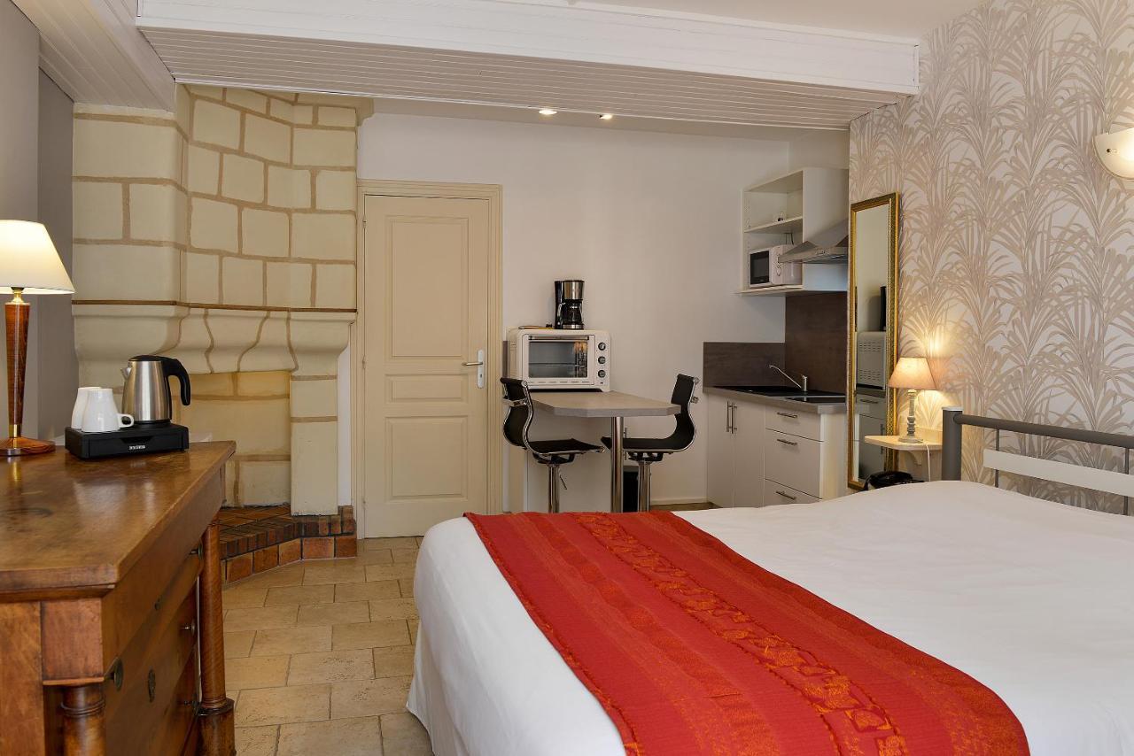 Logis Manoir De La Giraudiere Beaumont-en-Véron Kültér fotó