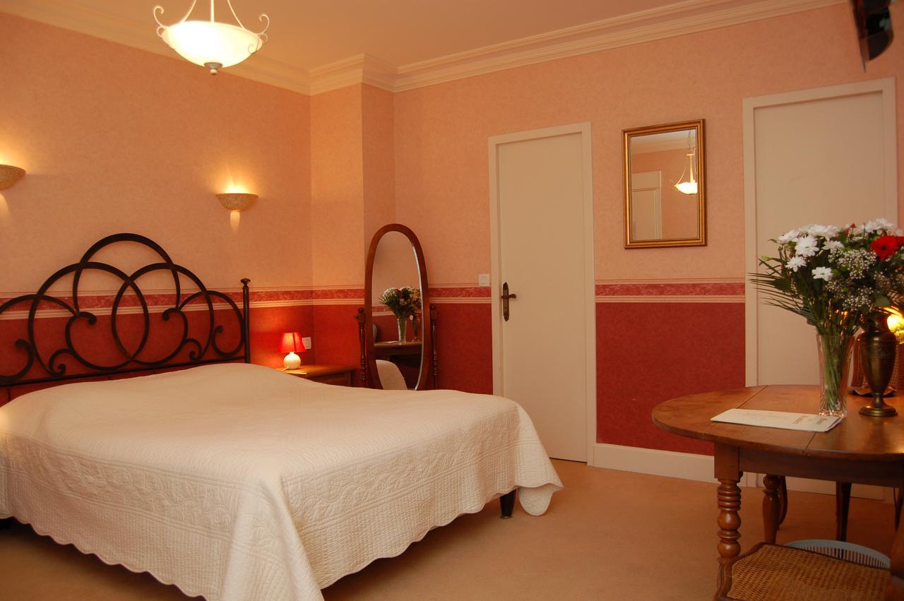 Logis Manoir De La Giraudiere Beaumont-en-Véron Kültér fotó